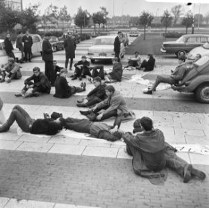 De vermoeide studenten nemen een rustpauze in Leiden, Bestanddeelnr 919-6106