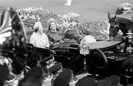 De vier prinsessen vertrekken uit het Amstel Hotel in een koets, Bestanddeelnr 913-8287