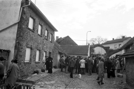 De verzamelde pers voor het huis van Heinrich Böll, Bestanddeelnr 927-0027