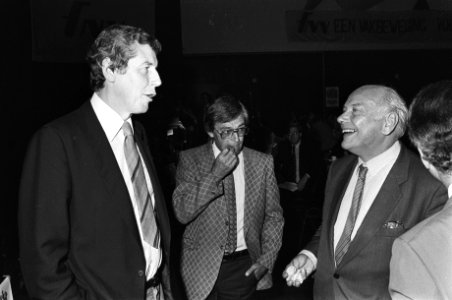 Debat politici en vakbeweging in de Hoeksteen, Amsterdam Wim Kok (FNV) (l) en D, Bestanddeelnr 932-3118