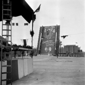 De vloer van een ophaalbrug is met straatkrijt volgetekend. Amsterdam bedankt , Bestanddeelnr 900-4541
