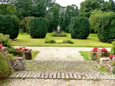 Dekkerswald Groesbeek, Nijmeegsebaan 31, Heilig Hartbeeld in tuin