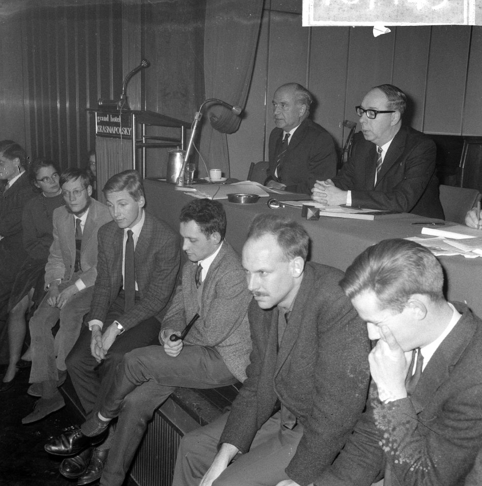 Debat PvdA en PSP in Krasnapolsky, drs. Nederhorst , F. Schreiden (voorzitter KV, Bestanddeelnr 918-7145