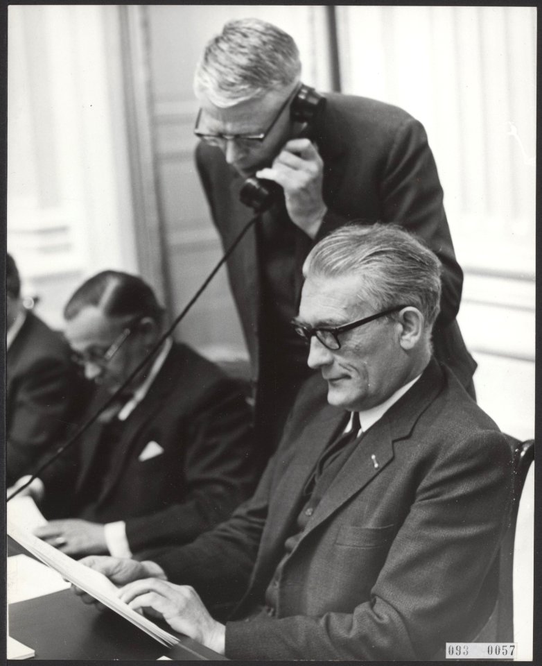 Debat Loonnota in de Tweede Kamer. Minister Roolvink lezen. Aan de telefoon mini, Bestanddeelnr 093-0057