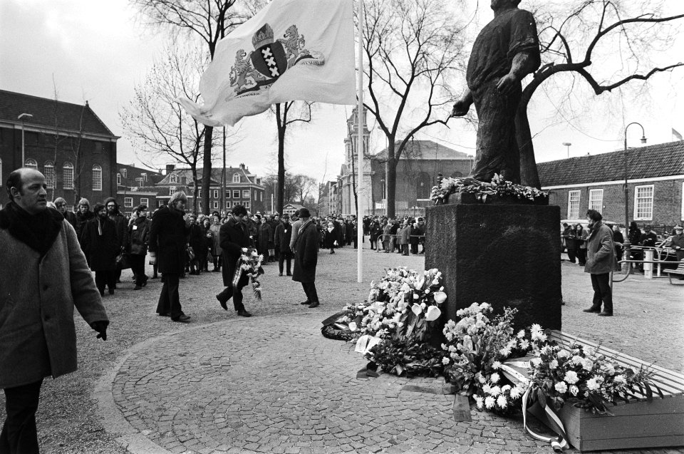 Defile t.g.v. herdenking Februaristaking bij Dokwerker, Amsterdam, Bestanddeelnr 924-3044