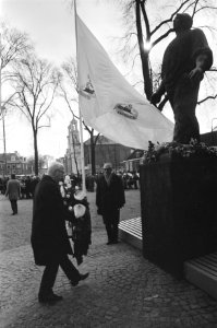 Defile t.g.v. herdenking Februaristaking bij Dokwerker, Amsterdam, Bestanddeelnr 924-3041