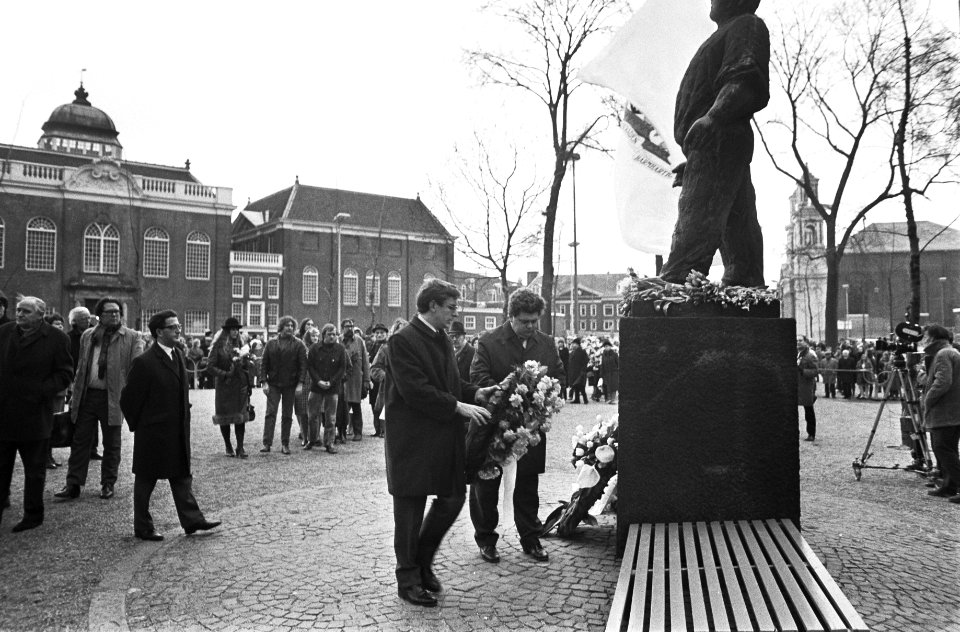 Defile t.g.v. herdenking Februaristaking bij Dokwerker, Amsterdam, Bestanddeelnr 924-3046