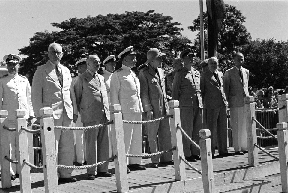 Defilé. Op het podium 1e rijk vlnr. De Boer, Van Poll, Pinke, Van Mook Spoor, Sc, Bestanddeelnr 155-4-6