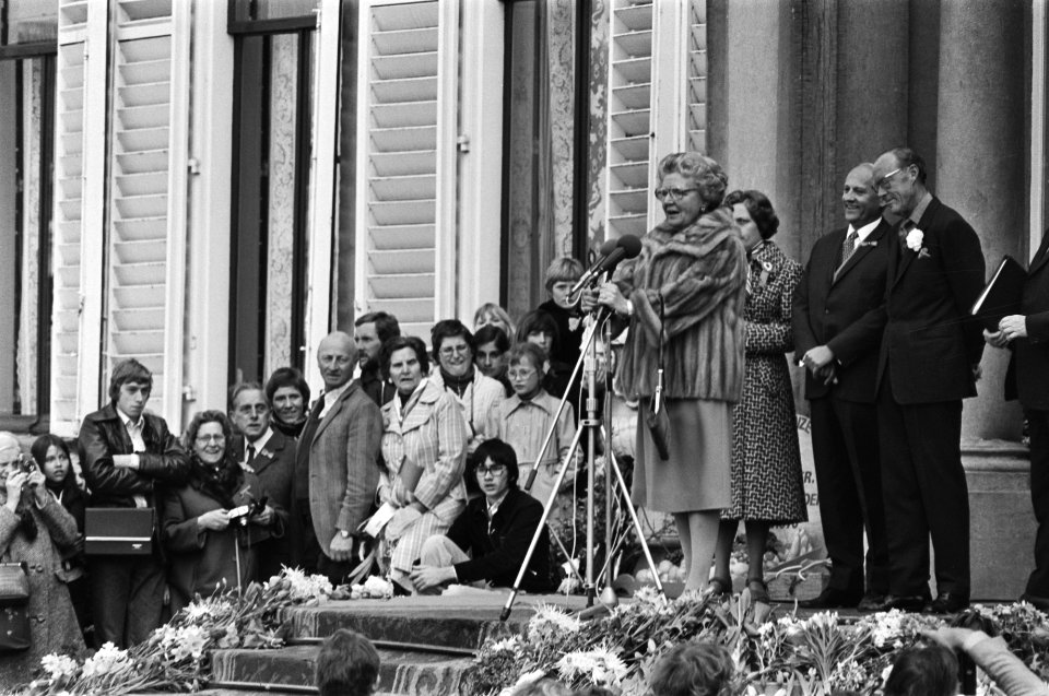 Defile Soestdijk Juliana tijdens toespraak, Bestanddeelnr 928-5518