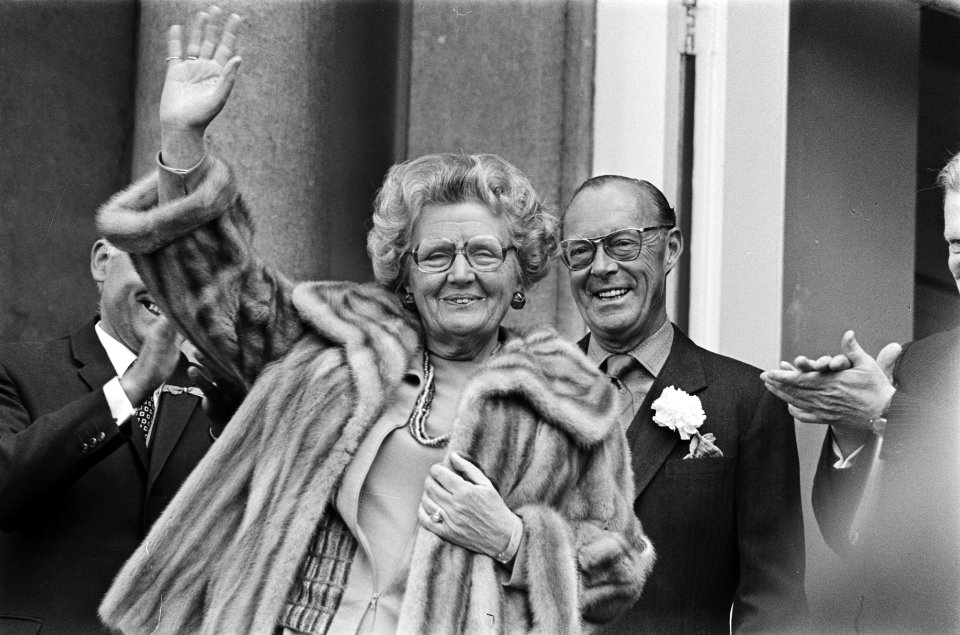 Defile Soestdijk Juliana en Bernhard na afloop toespraak Juliana, kop, Bestanddeelnr 928-5492