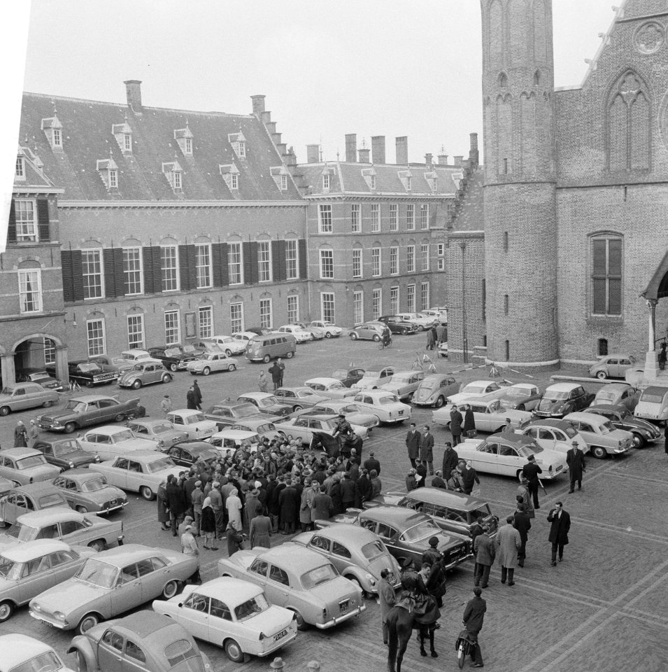 Debat Tweede Kamer inzake Nieuw-Guinea kwestie demonstranten op het Binnenhof, Bestanddeelnr 913-7260