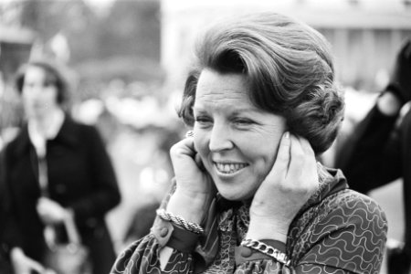 Defile Soestdijk prinses Beatrix houdt haar handen voor de oren tijdens het afv, Bestanddeelnr 929-1527