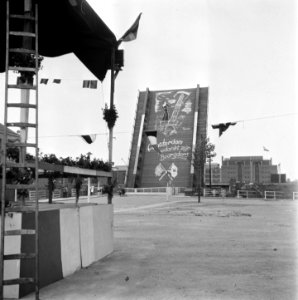 De vloer van een ophaalbrug is met straatkrijt volgetekend. Amsterdam bedankt , Bestanddeelnr 900-4542