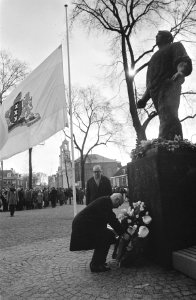Defile t.g.v. herdenking Februaristaking bij Dokwerker, Amsterdam burgemeester , Bestanddeelnr 924-3040