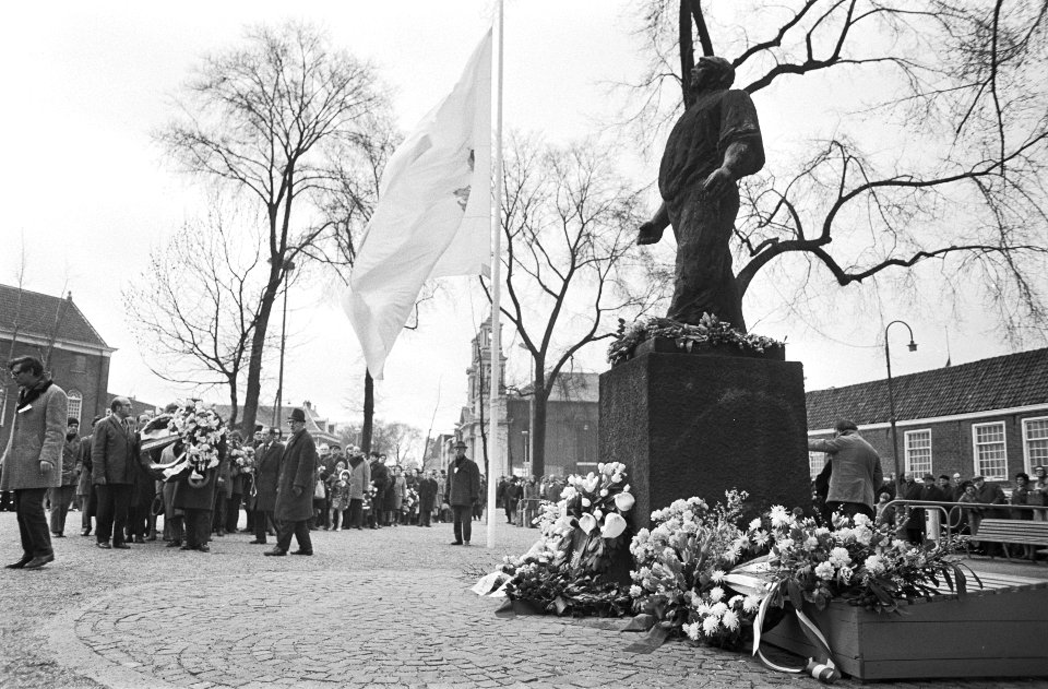 Defile t.g.v. herdenking Februaristaking bij Dokwerker, Amsterdam, Bestanddeelnr 924-3043