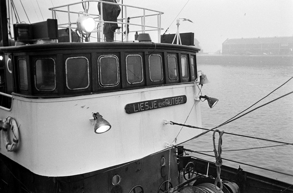 De Vlaardingen 153 in de haven van IJmuiden, de Vlaardingen 153 , Liesje en Rutg, Bestanddeelnr 918-7026