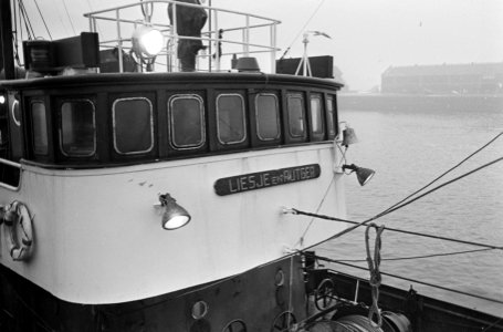De Vlaardingen 153 in de haven van IJmuiden, de Vlaardingen 153 , Liesje en Rutg, Bestanddeelnr 918-7026