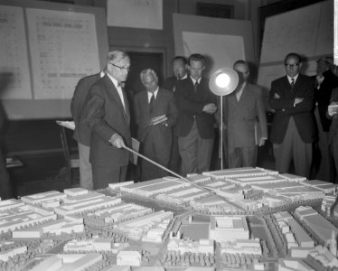 Definitieve ontwerp van nieuw stadhuis Professor ir J F Berghoef toont de ma, Bestanddeelnr 912-6613