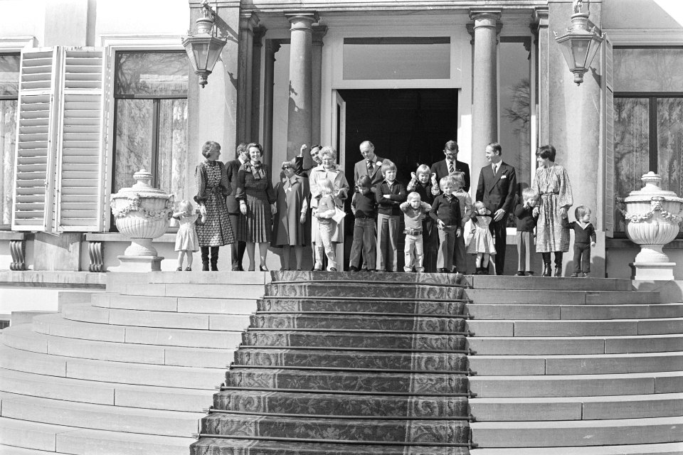 Defile Soestdijk Koninklijke familie op bordes, Bestanddeelnr 929-1561