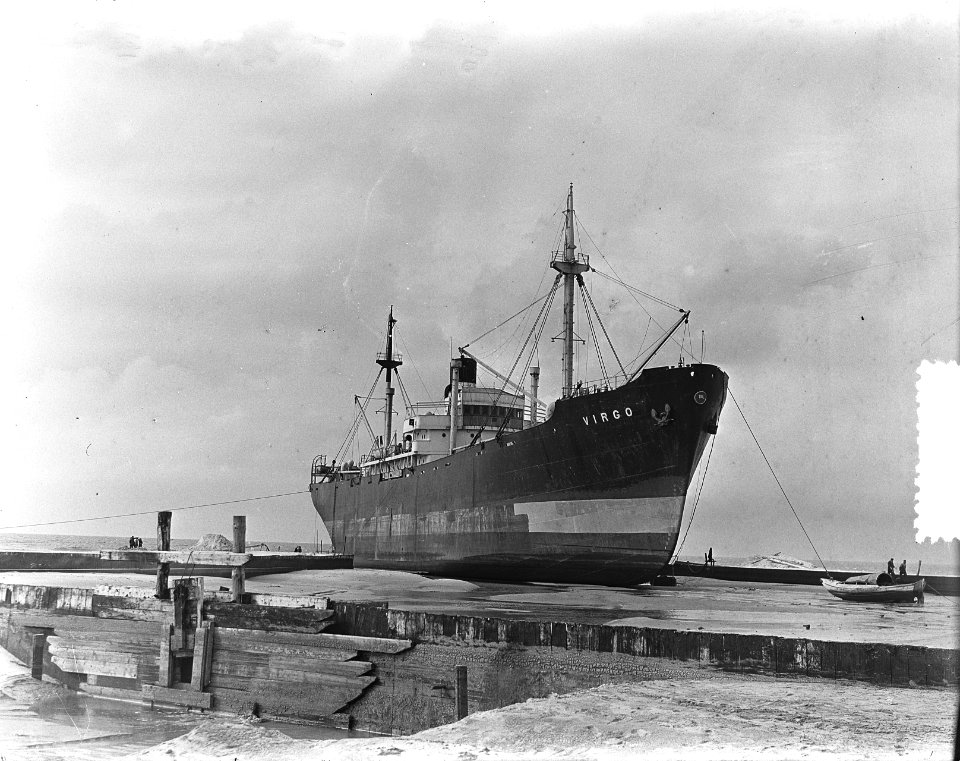 De Virgo (Zweeds schip) op het strand van Vlieland, Bestanddeelnr 905-8348