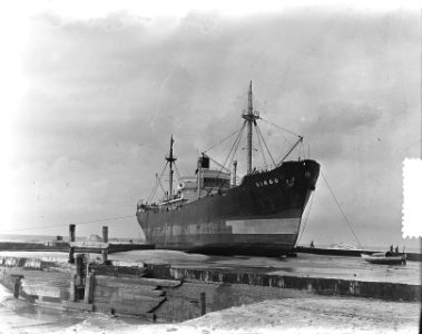 De Virgo (Zweeds schip) op het strand van Vlieland, Bestanddeelnr 905-8348