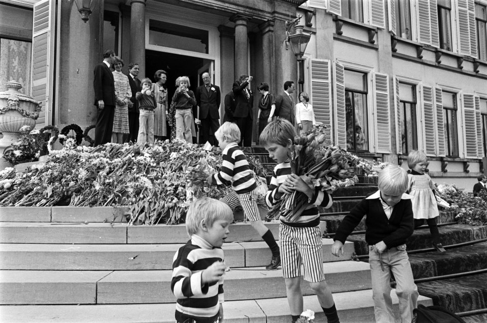 Defile Soestdijk kinderen leggen bloemen op bordes, midden Maurits, links Bernh, Bestanddeelnr 928-5487