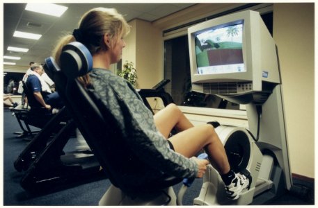 De Virtual Reality Bike, een noviteit in sportcentrum Anybody Health Center in het Van der Valk hotel in Haarlem Zuid. NL-HlmNHA 54036999