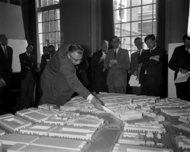 Definitieve ontwerp van nieuw stadhuis Professor ir J F Berghoef toont de ma, Bestanddeelnr 912-6611