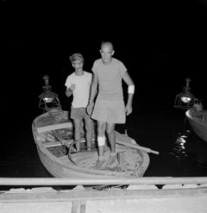 De vissers Chanan Welish (r) en zijn hulp Dody staand in een bootje, Bestanddeelnr 255-2863