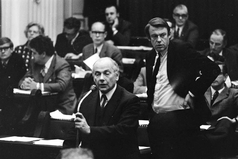 Debatten in Tweede Kamer over loonstop Den Uyl interrumpeert rechts Van Mierlo, Bestanddeelnr 924-0973