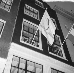 De vlag uit de Stichting DOude Stadt , wethouder Tabak steekt vlag uit aan de St, Bestanddeelnr 917-0565