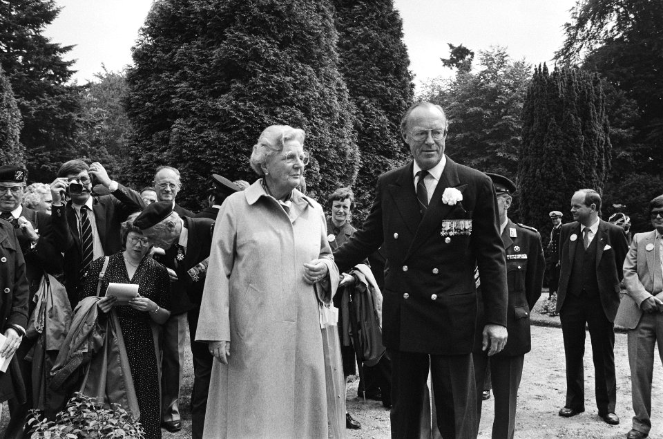 Defile op Paleis Soestdijk voor Prins Bernhard t.g.v. zijn 70e verjaardag 29 juni Prins Bernhard en Prinses Juliana zwaaiend tijdens het defile, Bestanddeelnr 931-5683