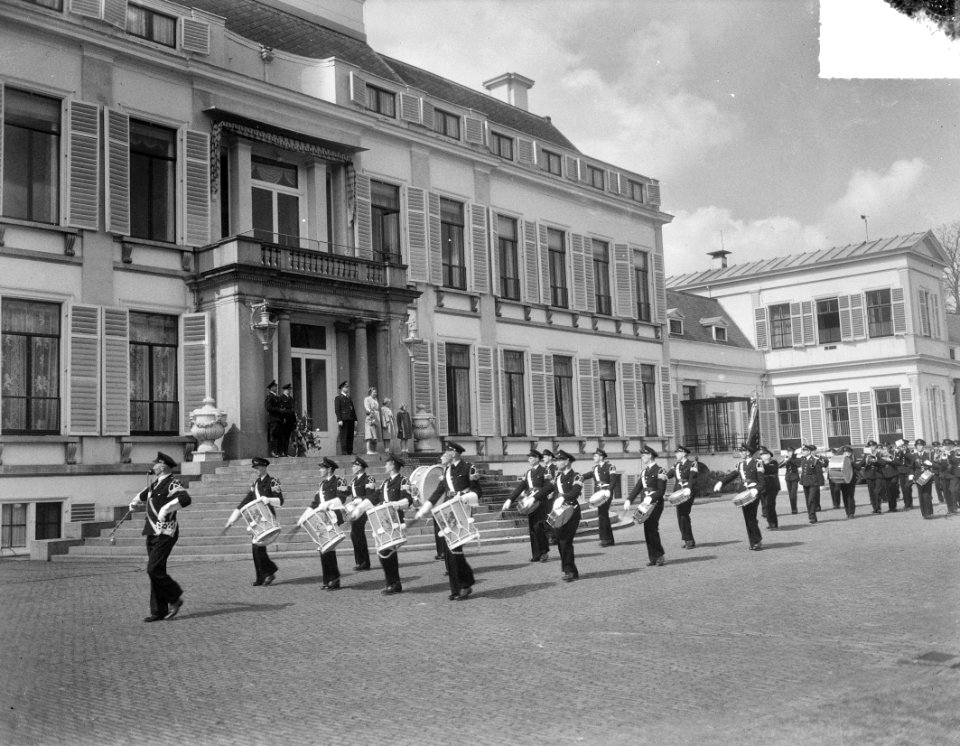 Defile politie muziekcorpsen voor koningin Juliana, Bestanddeelnr 903-3231