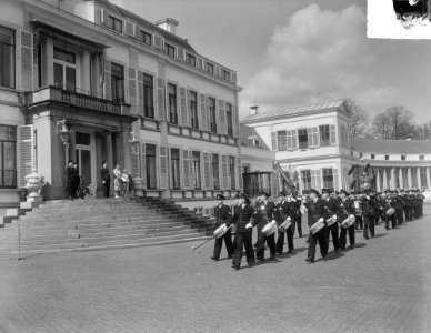Defile politie muziekcorpsen voor koningin Juliana, Bestanddeelnr 903-3228