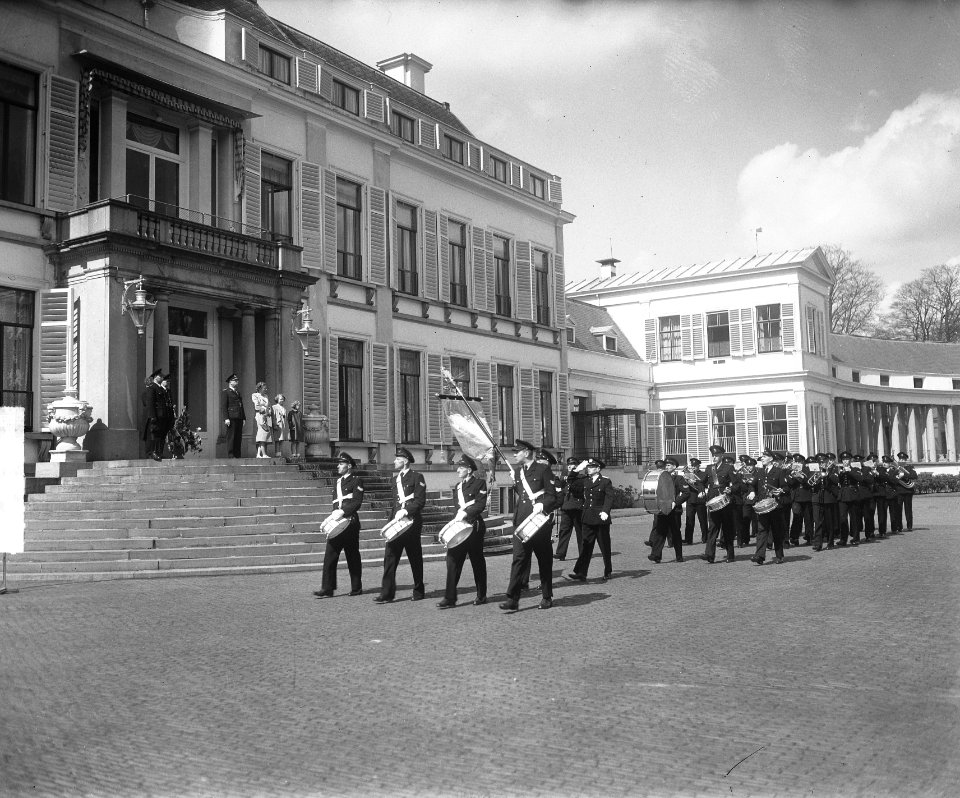 Defile politie muziekcorpsen voor koningin Juliana, Bestanddeelnr 903-3227