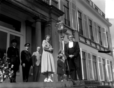 Defile politie muziekcorpsen voor koningin Juliana. Met dirigent op bordes, Bestanddeelnr 903-3220