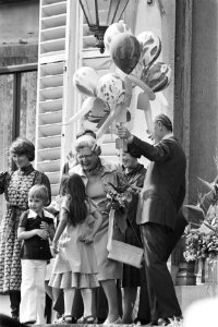 Defile Soestdijk Koninklijke familie op bordes, Bestanddeelnr 929-1550
