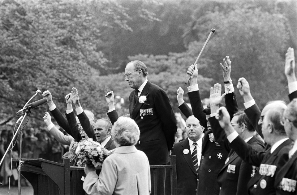 Defile op Paleis Soestdijk voor Prins Bernhard t.g.v. zijn 70e verjaardag 29 jun, Bestanddeelnr 931-5676