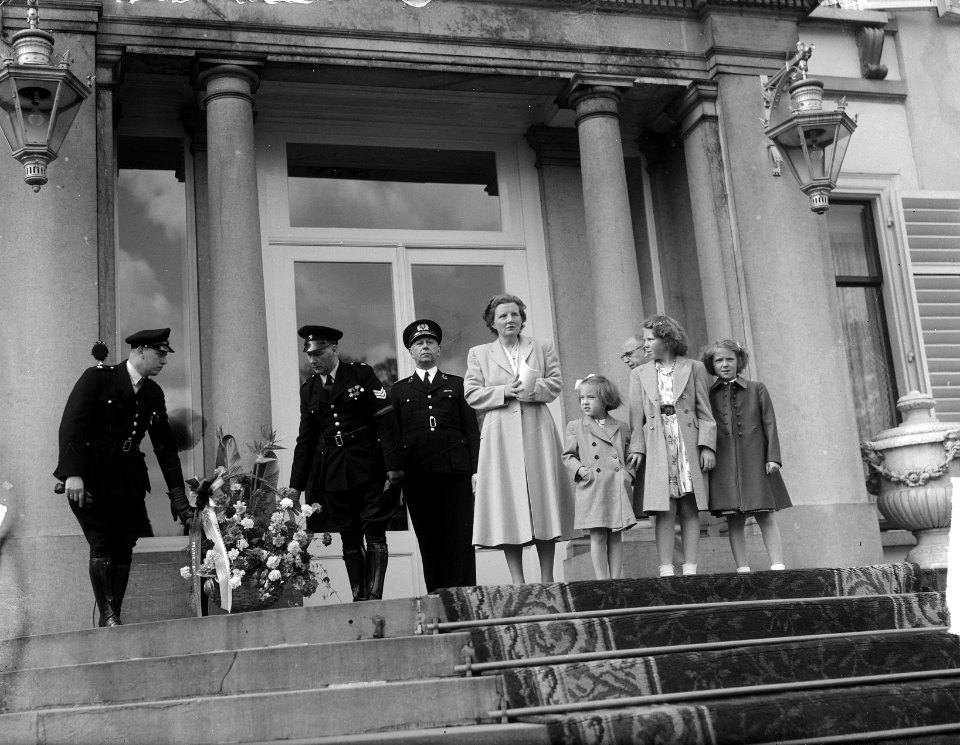 Defile politie muziekcorpsen voor koningin Juliana, Bestanddeelnr 903-3217