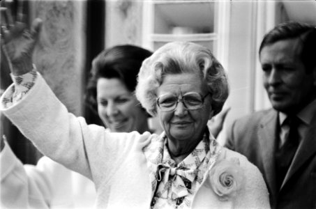 Defile Soestdijk 78 koningin Juliana (koppen), Bestanddeelnr 929-6971