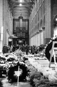 Defile langs Koninklijke grafkelder te Delft, Bestanddeelnr 914-6110