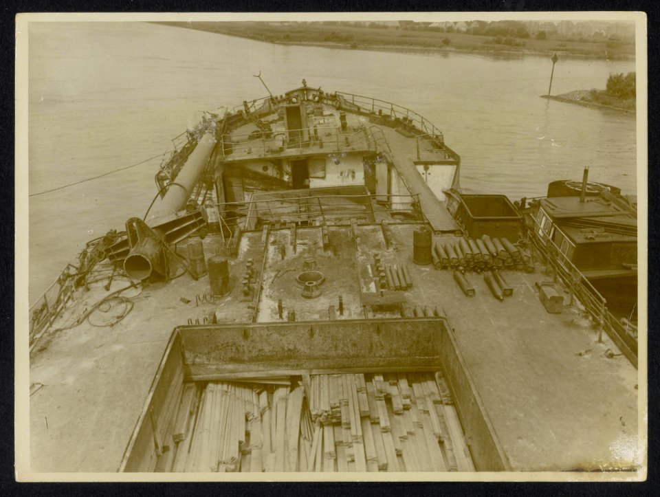 Dek van een met houten balken beladen vrachtschip, Bestanddeelnr 158-0605