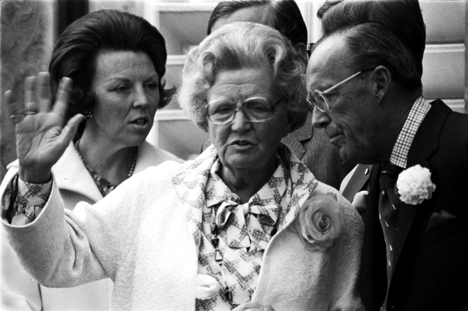Defile Soestdijk 78 Prinses Beatrix , koningin Juliana en Prins Bernhard (close, Bestanddeelnr 929-6974