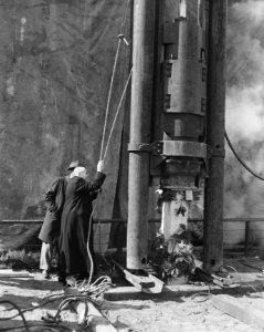 Deken van Amsterdam mgr G P J van der Burg slaat eerste paal voor de Christu, Bestanddeelnr 908-5501