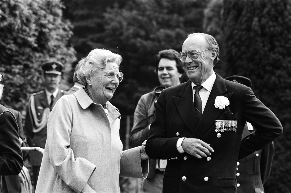 Defile op Paleis Soestdijk voor Prins Bernhard t.g.v. zijn 70e verjaardag 29 juni Prins Bernhard en Prinses Juliana tijdens het defile, Bestanddeelnr 931-5676