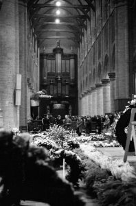 Defile langs Koninklijke grafkelder te Delft, Bestanddeelnr 914-6113