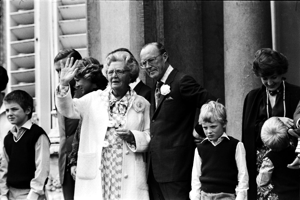Defile Soestdijk 78 koningin Juliana en Prins Bernhard, Bestanddeelnr 929-6970