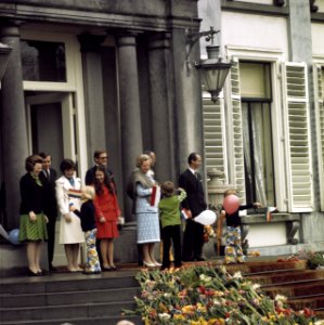 Defile Paleis Soestdijk , verjaardag Koningin Juliana Koninklijke Familie op h, Bestanddeelnr 254-9487