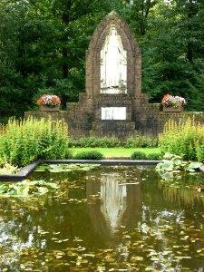 Dekkerswald Groesbeek, Nijmeegsebaan 31, Heilig Hart beeld met reflectie