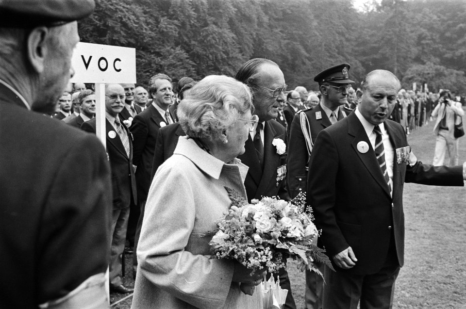 Defile op Paleis Soestdijk voor Prins Bernhard zijn 70e verjaardag 29 juni Prins Bernhard en Juliana lopen langs de deelnemers van de bijeenkomst, Bestanddeelnr 931-5680